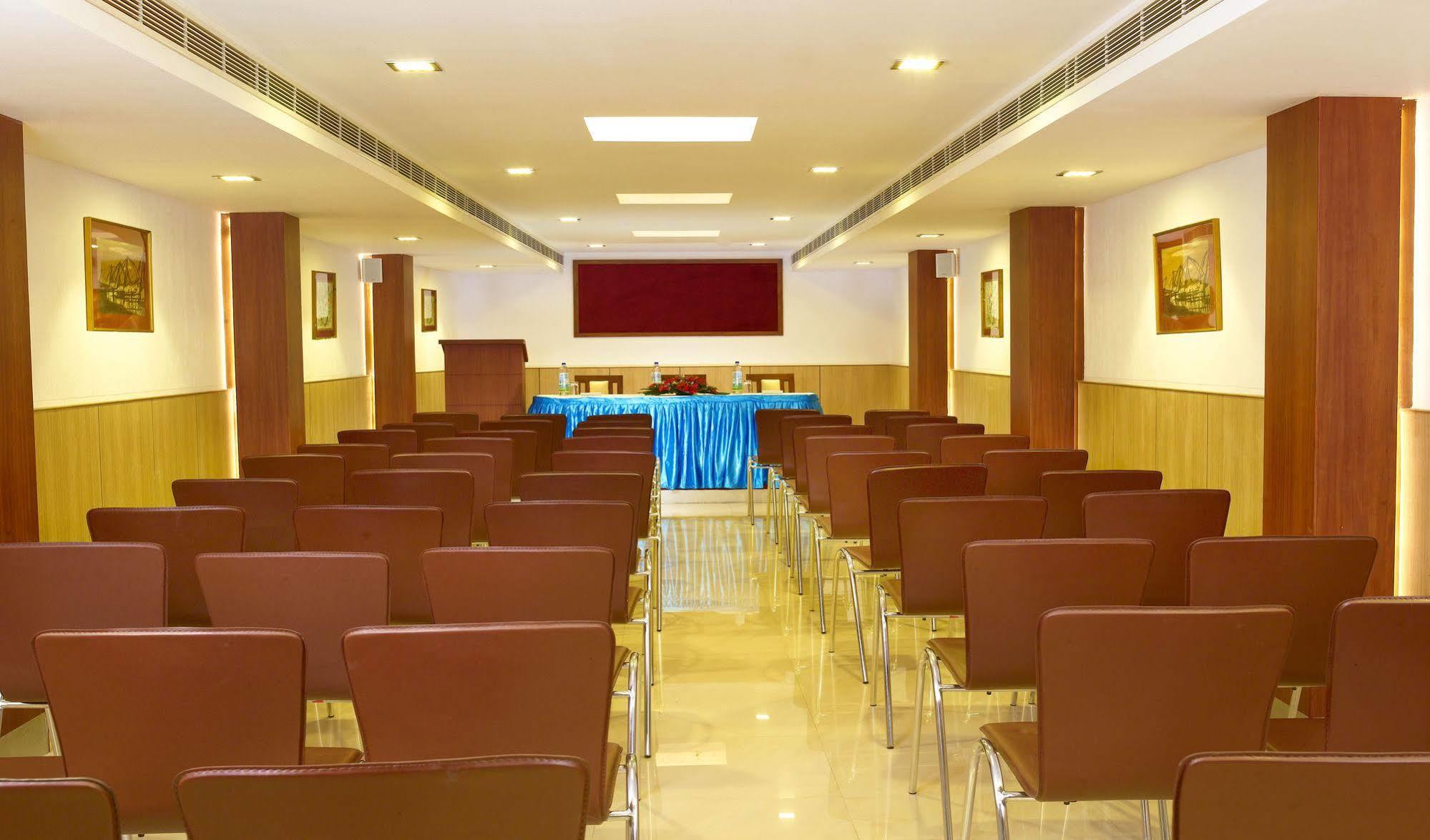 Hotel Aiswarya Kochi Exterior foto