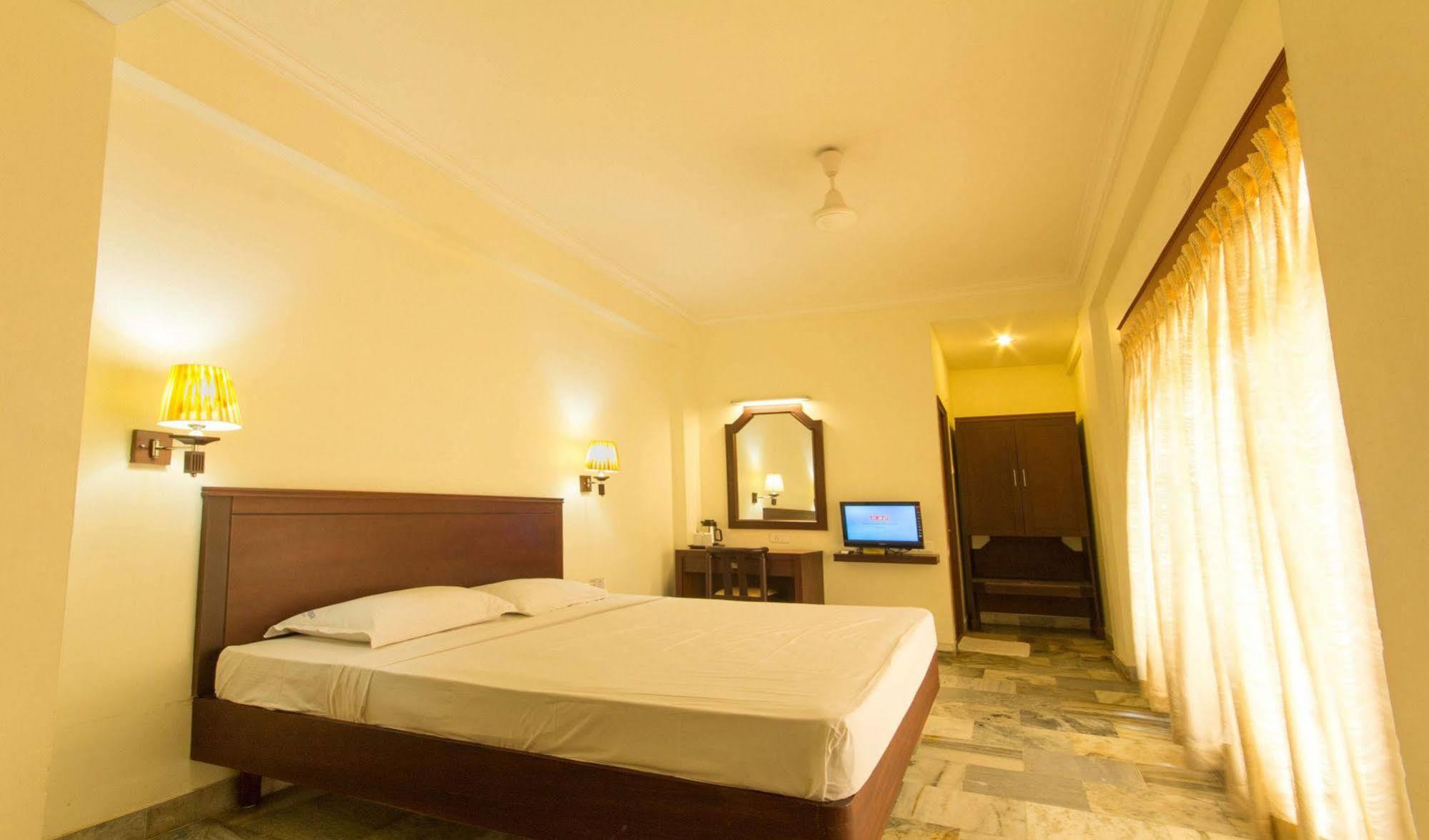 Hotel Aiswarya Kochi Exterior foto